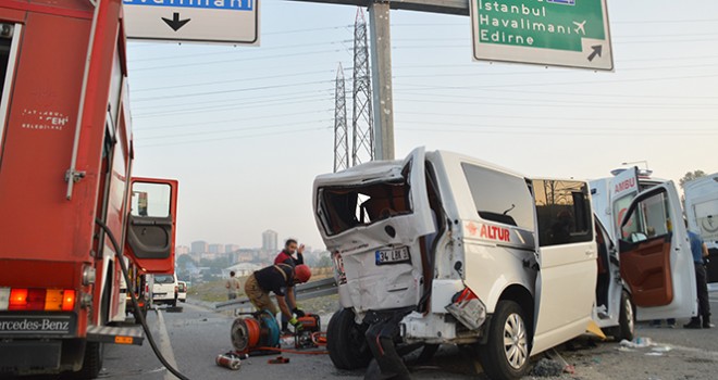 İETT otobüsü, servis aracına çarptı: 6 yaralı