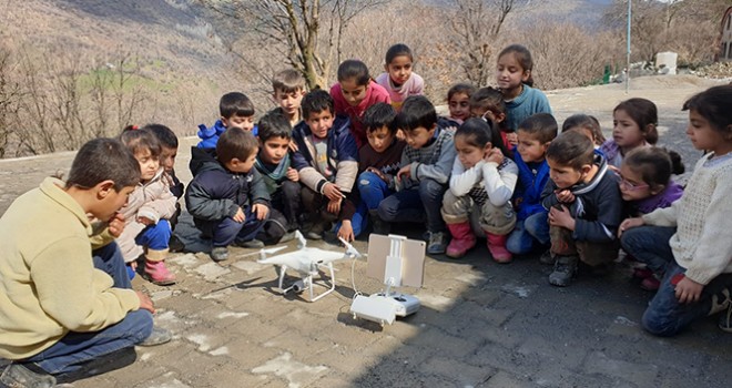 İlk defa drone gören masum çocuklar