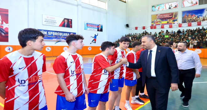 Başkan Toptaş, Cumhuriyet Spor Şöleni futsal finalini izledi