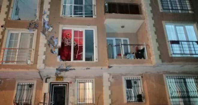  Uçan çatı karşı apartmana ok gibi saplandı