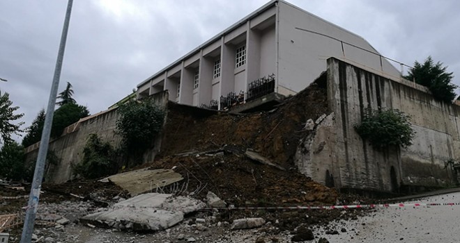 Ordu'nun Altınordu İlçesinde bir lisenin spor salonun istinat duvarı çöktü