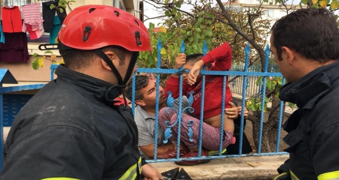 Oynarken korkuluk demirlerine saplandı!