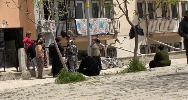 Cinsel istismarla suçlanan aile apar topar şehri terk etti, öfkeli komşuları eşyalarını ateşe verdi