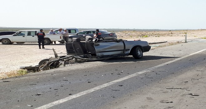 Feci kaza! Otomobil ortadan ikiye bölündü