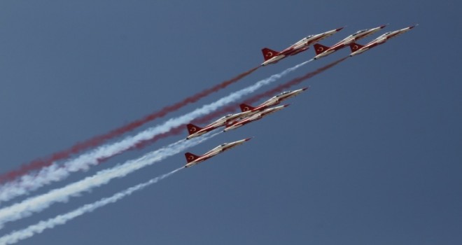 Türk Yıldızları’ndan Yalvaç’ta nefes kesen gösteri