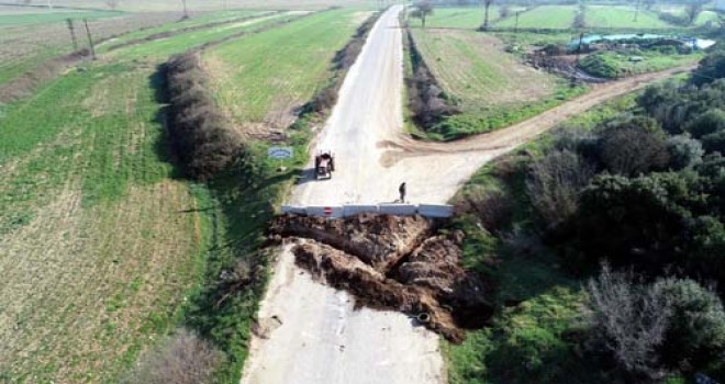 İzmir'de düdenlerin oluştuğu bölge trafiğe kapatıldı