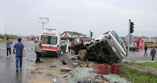 Hasta taşıyan ambulans kamyonetle çarpıştı: 6 yaralı